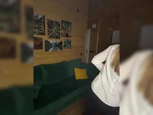 Join sweet performer Ann-den ann-den from BongaCams