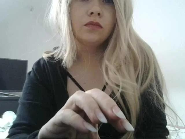 EmmaDiamondz from BongaCams