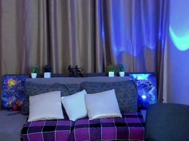 Jullyblondkiss from BongaCams