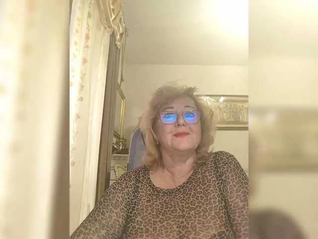 Admire hot stripper KarinkaSweet KarinkaSweet from BongaCams