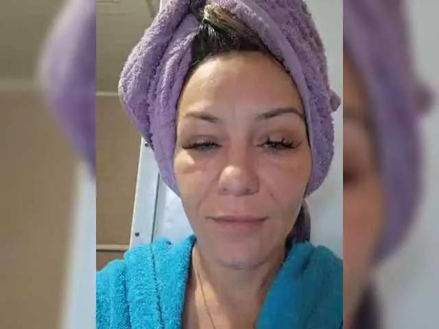 krisred from BongaCams