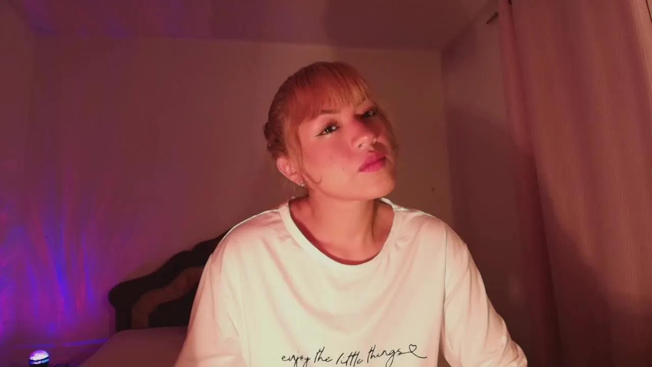 Explore sexy slut ANISYA ANISYA from Streamray