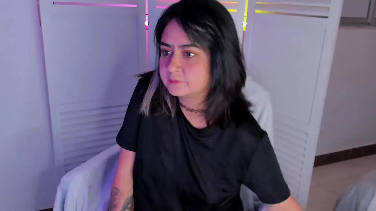 Join LylaVixxenn, she wants to masturbate for you LylaVixxenn from Streamray