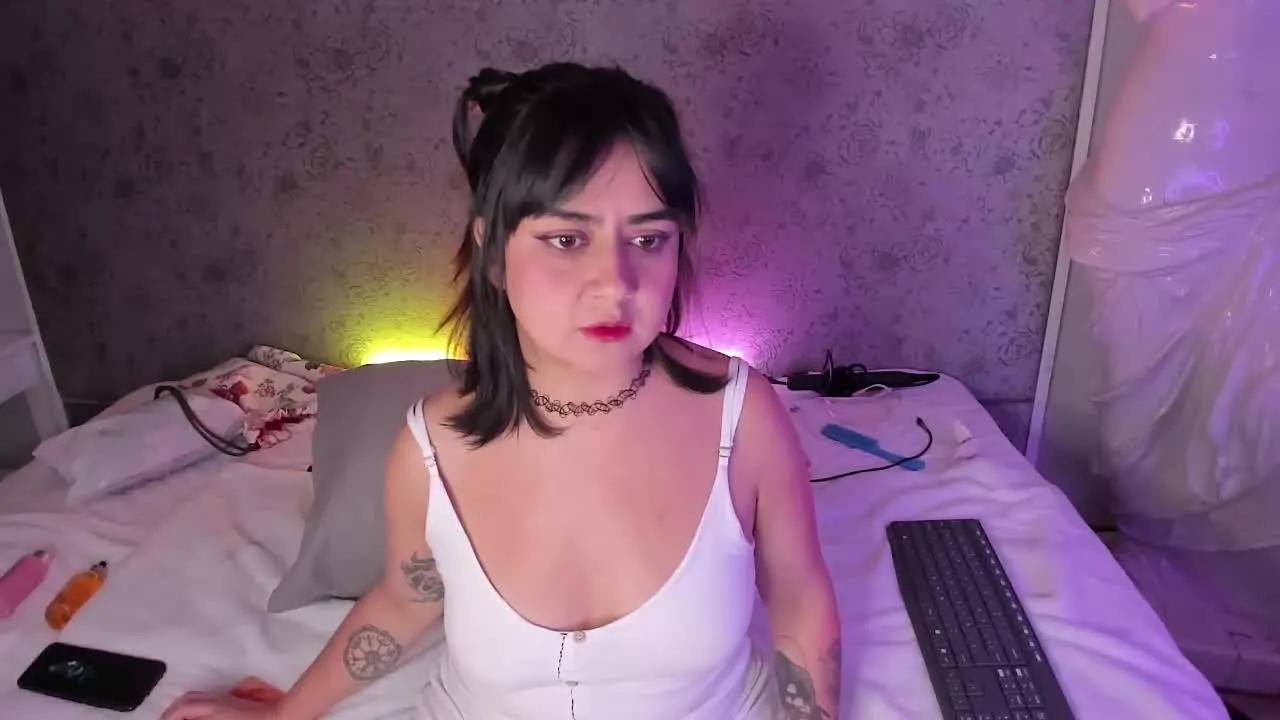Join LylaVixxenn, she wants to masturbate for you LylaVixxenn from Streamray