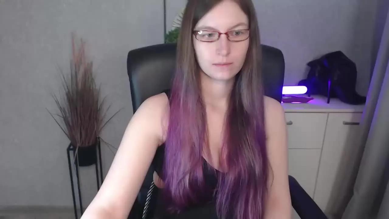 Admire cute escort TastyEmma tastyEmma from Streamray