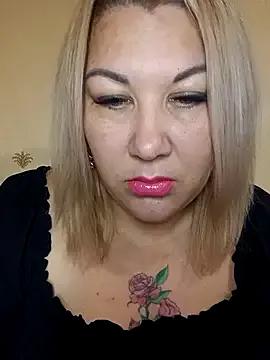 Karamelkaxq from StripChat