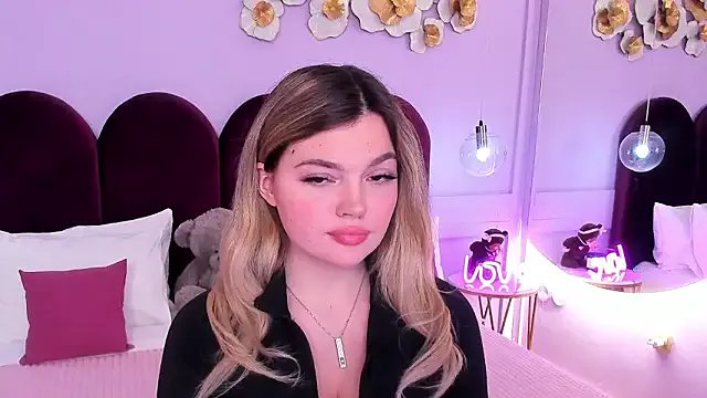 ZaraBloom from StripChat